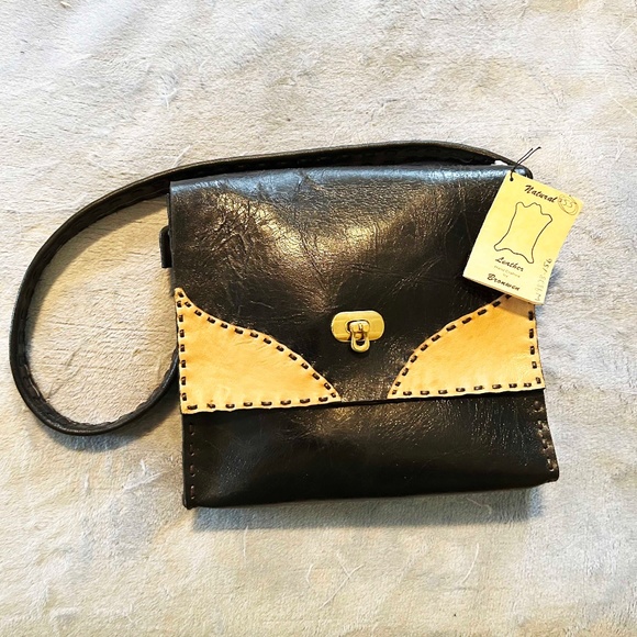 SHOULDER BAG, LEATHER, 9x9x1.5 inches, BLACK/BEIGE, SHINY GOLD TONE METAL CLASP, - Picture 3 of 5